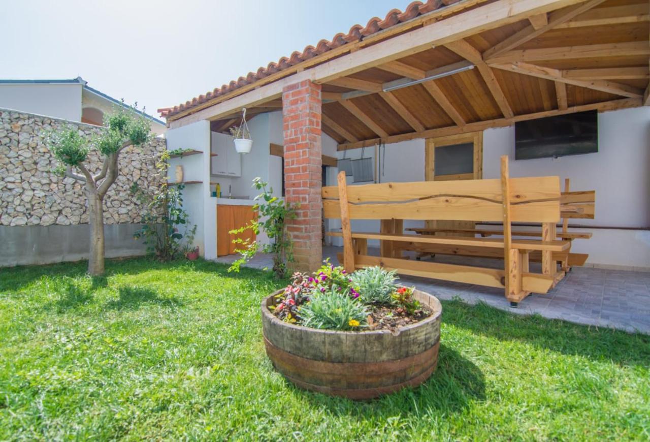 Village Holiday Apartman With Heated Pool Maslina Kostanje Kültér fotó