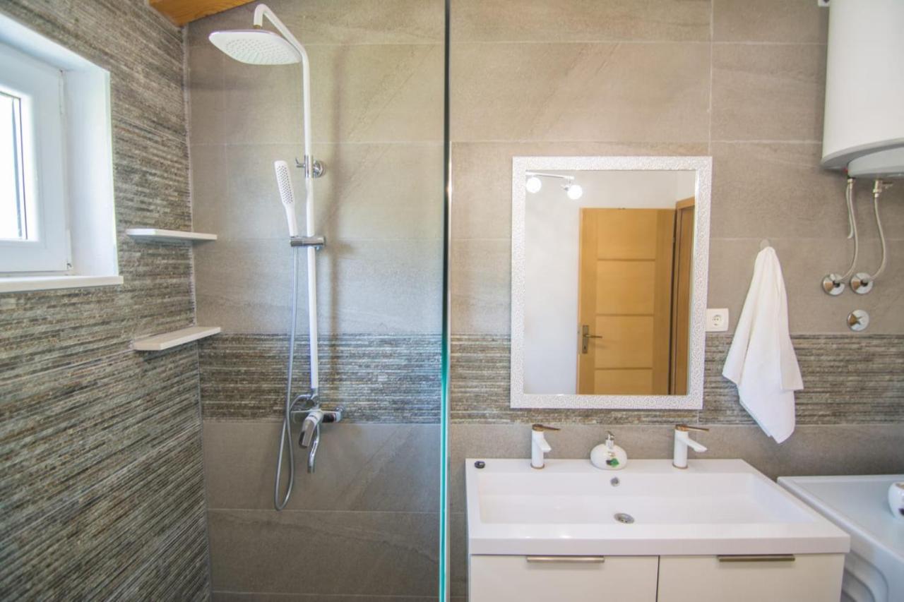 Village Holiday Apartman With Heated Pool Maslina Kostanje Kültér fotó