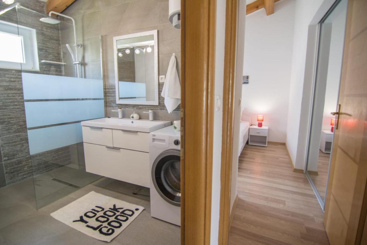 Village Holiday Apartman With Heated Pool Maslina Kostanje Kültér fotó