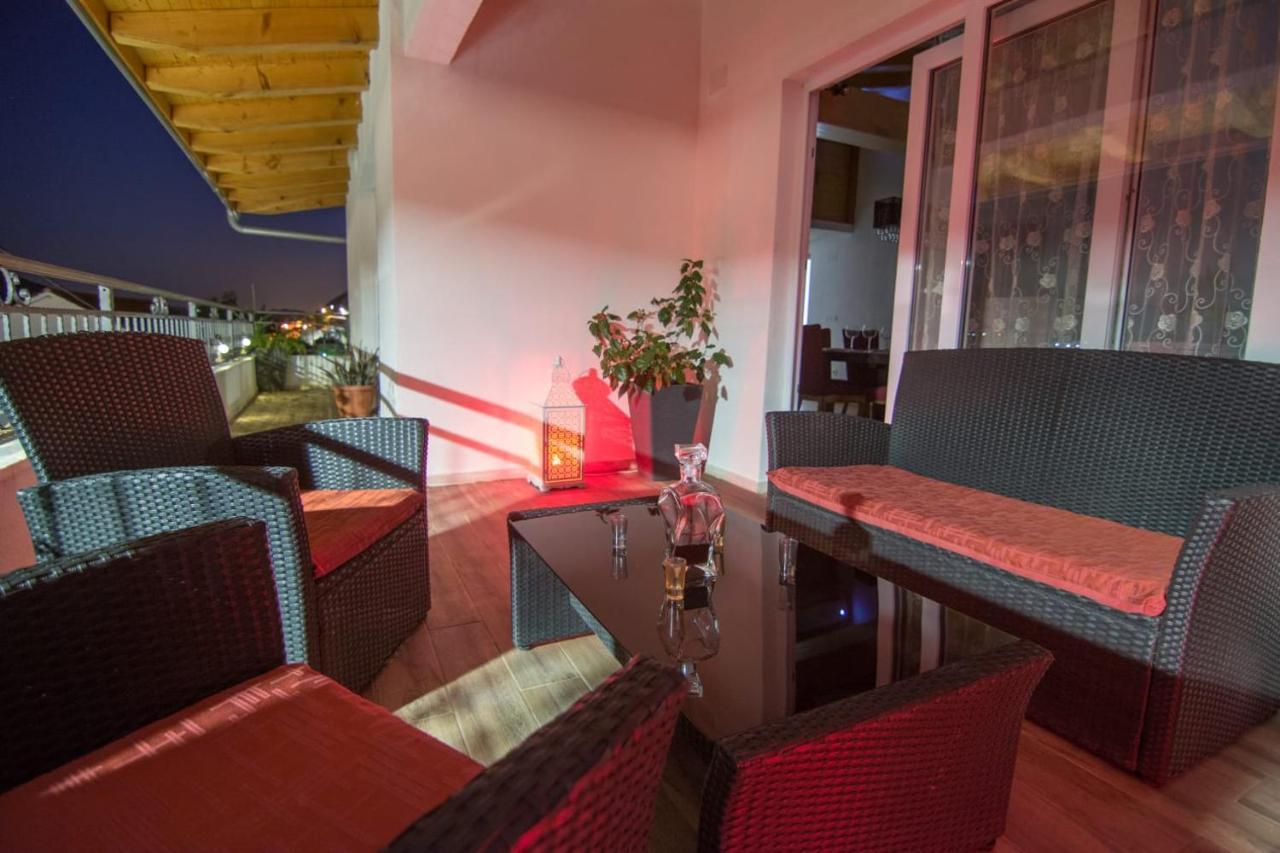 Village Holiday Apartman With Heated Pool Maslina Kostanje Kültér fotó