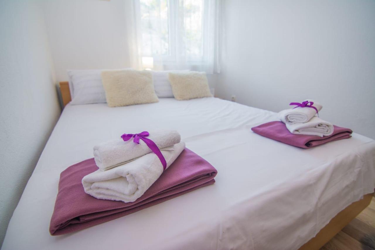 Village Holiday Apartman With Heated Pool Maslina Kostanje Kültér fotó
