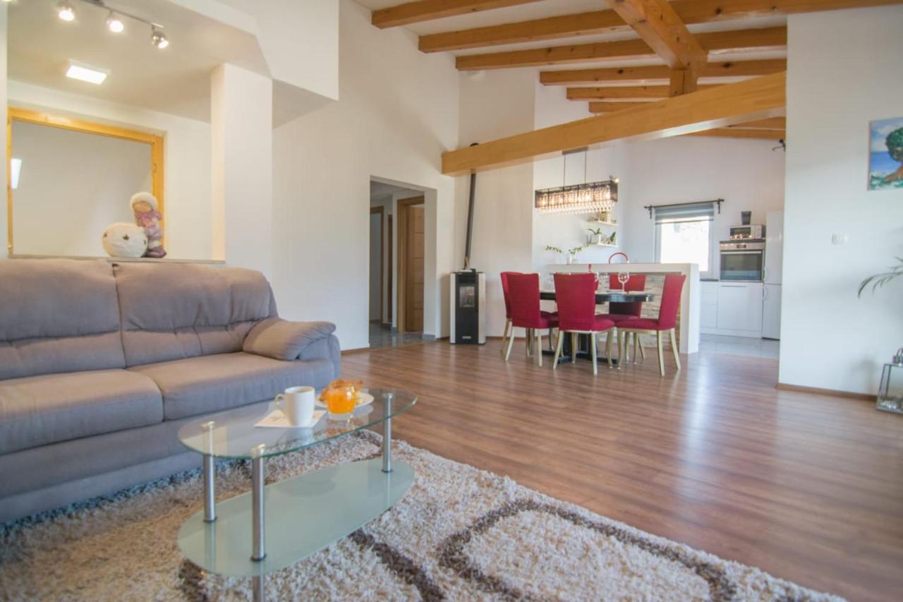 Village Holiday Apartman With Heated Pool Maslina Kostanje Kültér fotó